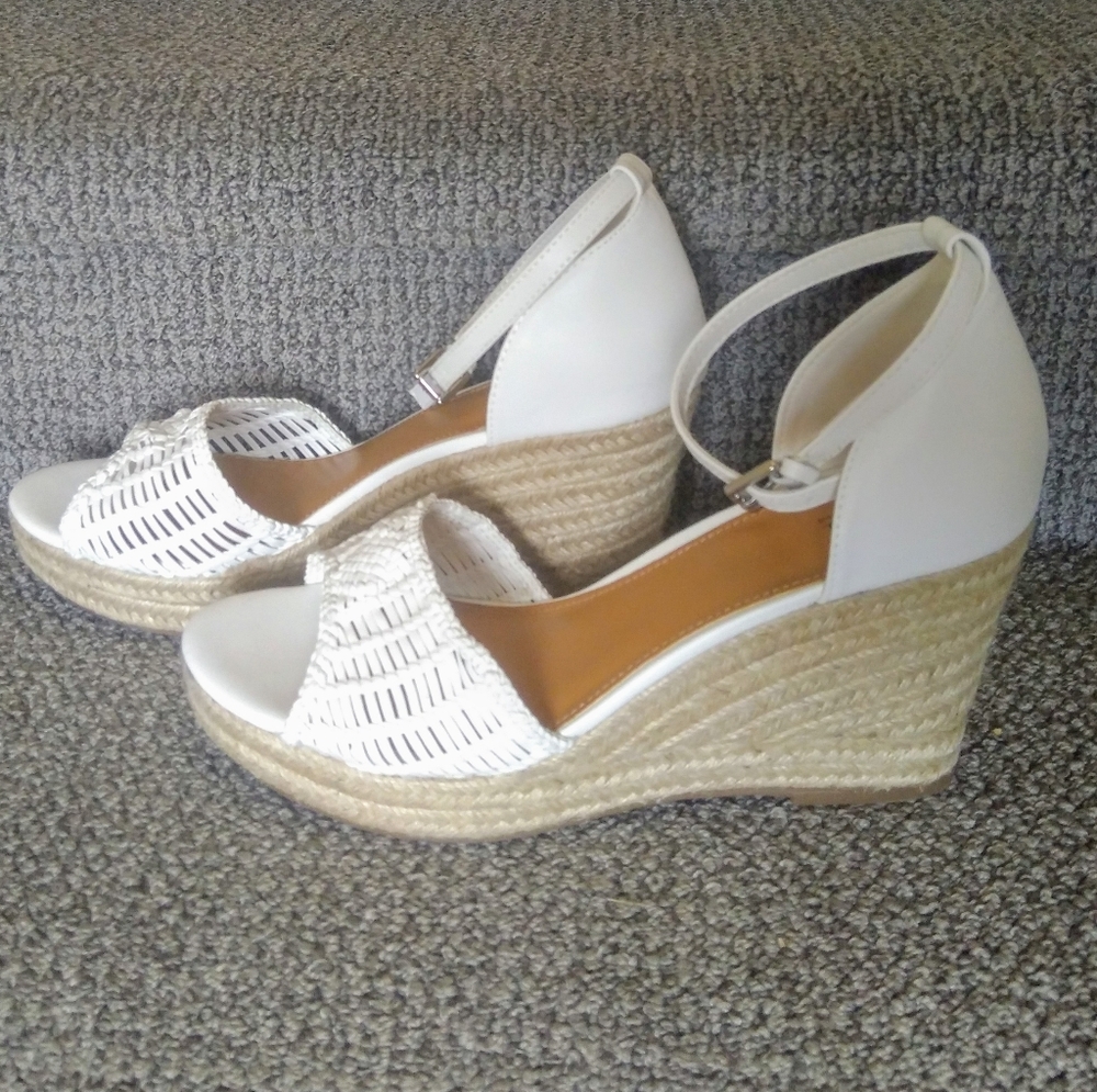 NWOT A.N.A HORIZON white wedge sandals